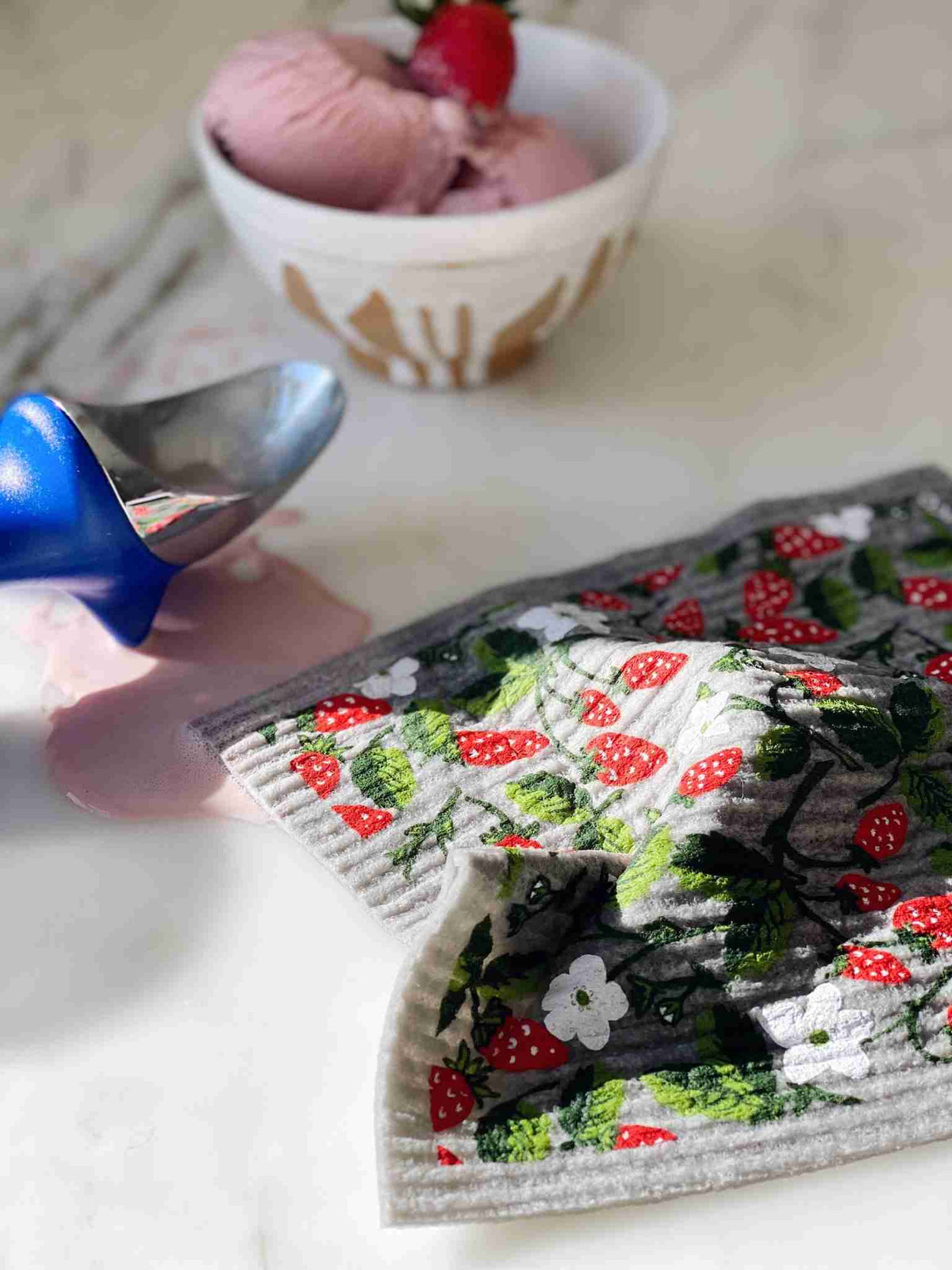 Ten And Co. Sponge Cloth X Strawberry